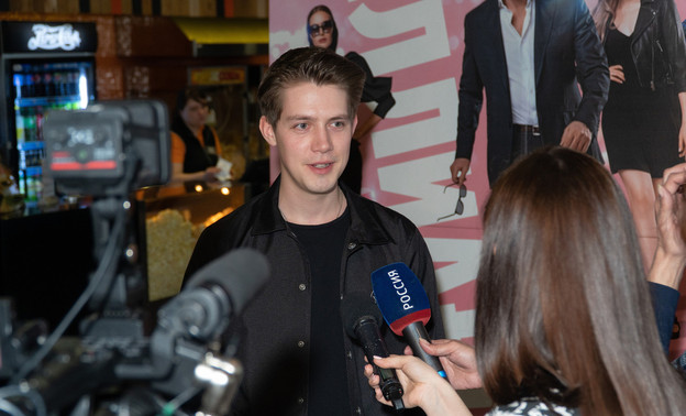 «Работа шла с утра и до позднего вечера»: актёр Фёдор Бавтриков представил кировчанам новый фильм «Миллиард»