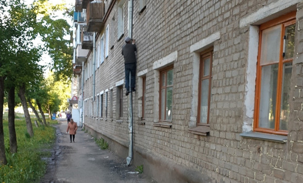 В Кирове мужчина поднялся по водосточной трубе и через окно перелез в квартиру