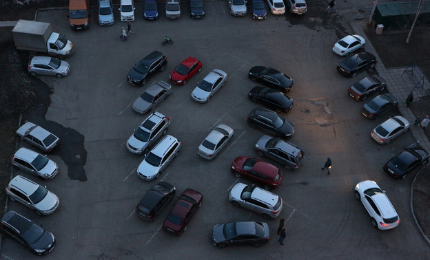 Брошенные автомобили продолжают занимать парковочные места во дворах Кирова