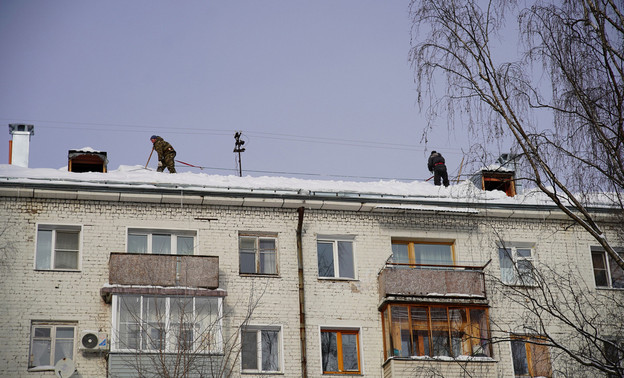 В Кировской области в феврале от снега очистили 60 % скатных крыш