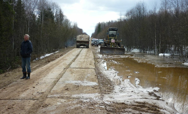 Разрушенную водой дорогу в Опаринском районе восстановили