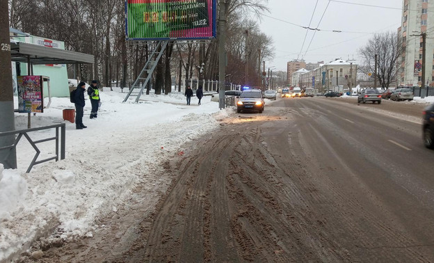 Кировчанин поскользнулся на остановке и упал под поехавший троллейбус