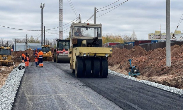 На улице Рудницкого асфальтируют дорогу