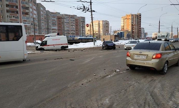 Тройное ДТП со скорой в Кирове: иномарка врезалась в реанимобиль