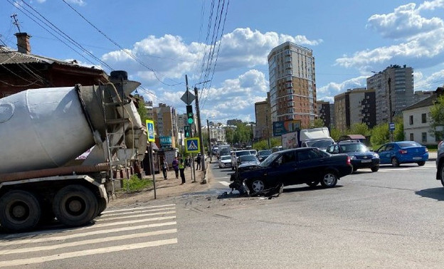 В Кирове на перекрёстке Ленина и Блюхера столкнулись Lada и грузовик