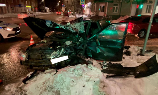 У кинотеатра «Дружба» в Кирове жёстко столкнулись два автомобиля