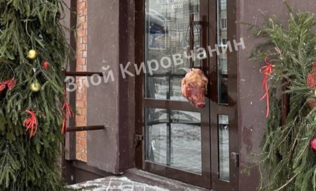 На дверь одного из кировских магазинов повесили свиную голову