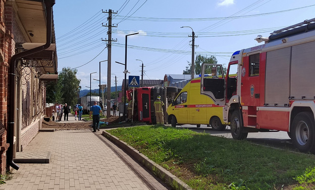 В Вятских Полянах перевернулся грузовик с песком