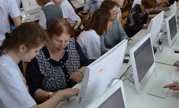 100 тысяч российских пенсионеров прошли обучение компьютерной грамотности по программе «Азбука интернета»