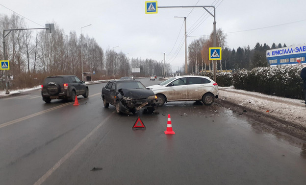 На улице Щорса столкнулись LADA и ВАЗ-2115