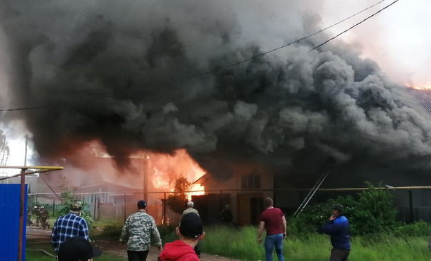 Огонь распространился из-за сильного ветра: в Сосновке загорелись два дома и хозпостройки
