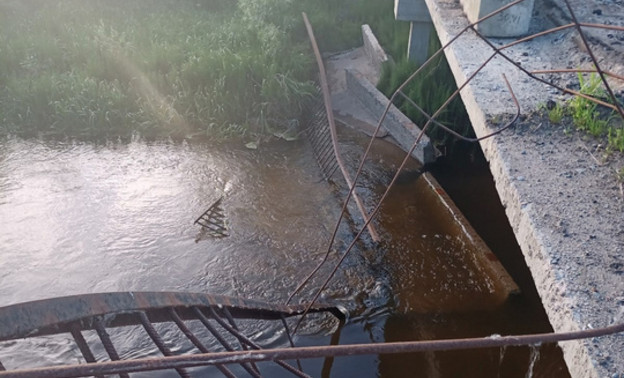 В Кирове пешеходная секция моста на улице Деловой рухнула в реку