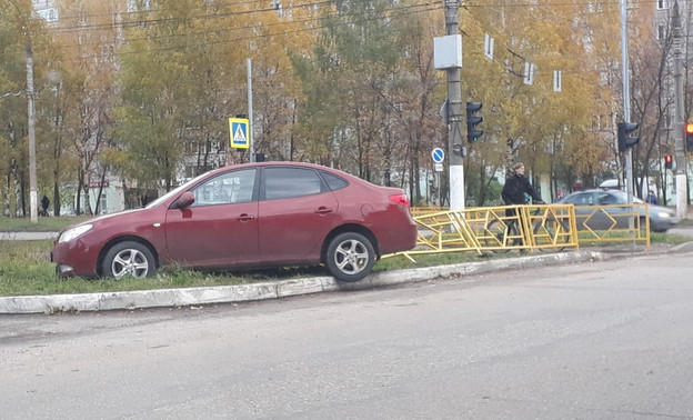 На перекрёстке Московской и Менделеева автомобиль снёс новые ограждения