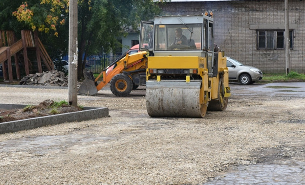 В Кирове начали ремонтировать тротуары