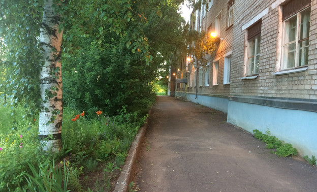 Пациент психбольницы в Кирове порезал стеклом санитара и сбежал с соседом по палате