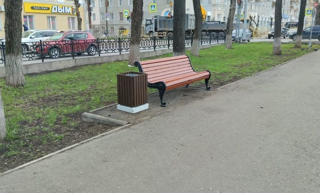 На Октябрьском проспекте установили новые скамейки