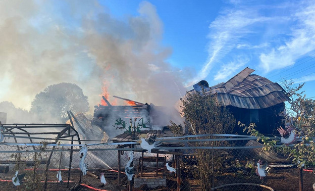 В Кирово-Чепецком районе сгорел жилой дом и стоящий рядом автомобиль
