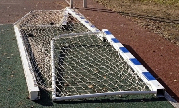 В Коминтерне неизвестные сломали футбольные ворота на местном стадионе