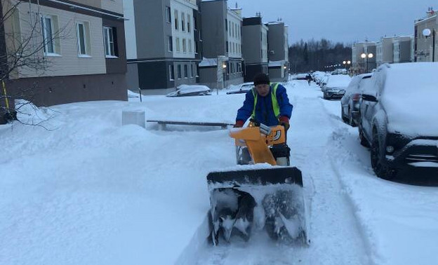 Снег и мусор начали вывозить из кировского микрорайона «Метроград»