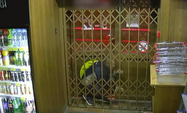 Кировчанин, пытаясь обворовать магазин, застрял между решёткой и дверью