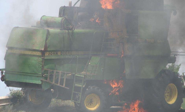 Зерноуборочный комбайн загорелся в Кировской области
