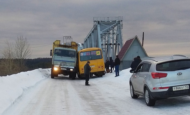 В Кировской области школьный автобус попал в ДТП с лесовозом