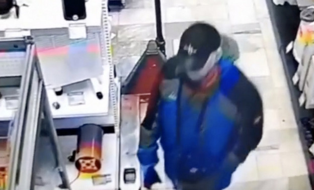 Кировские полицейские ищут мужчину, который украл телефон в магазине