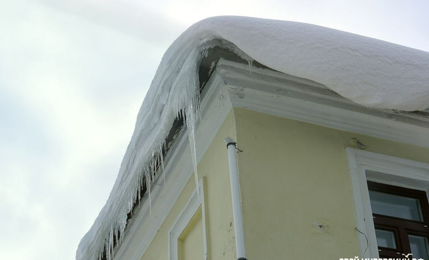 После падения снежной глыбы на ребёнка с крыши школы в Кирове возбудили уголовное дело