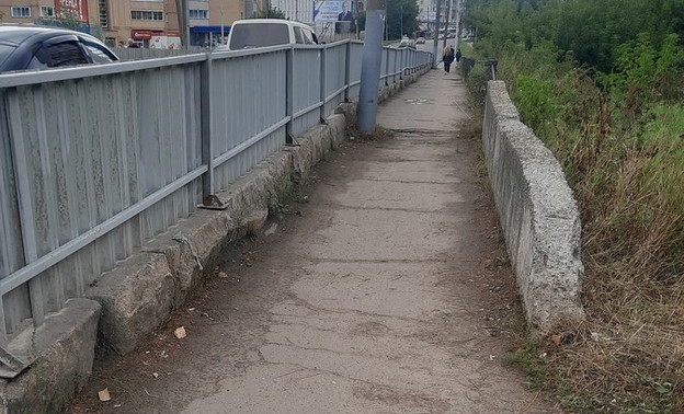 На мосту по улице Блюхера отремонтируют тротуар