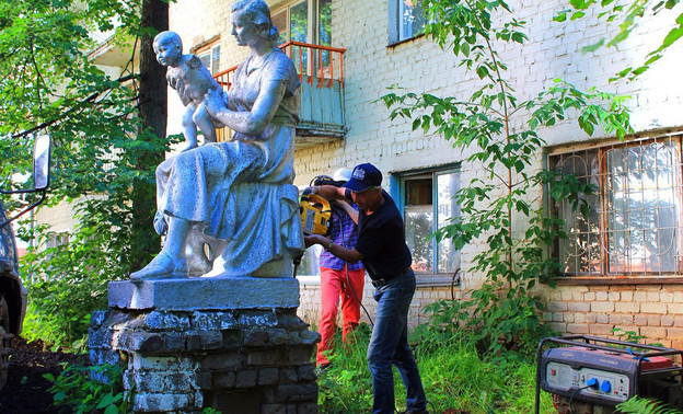 Памятник «Мать и дитя» демонтировали, чтобы перенести к Северной больнице