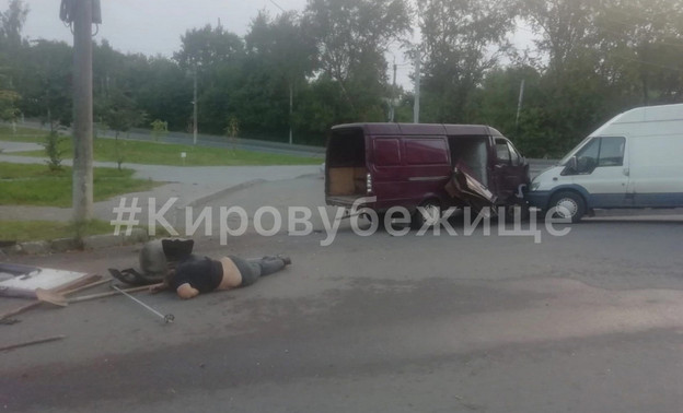 В Кирове бесправник на «Газели» снёс дерево и въехал в припаркованный фургон