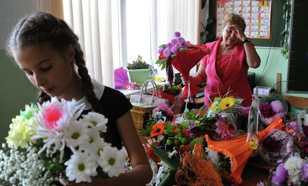 «В этом году решили экономить»: сколько россияне потратят на подарки ко Дню учителя