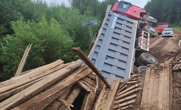 В Афанасьевском районе отремонтируют мост, который разрушил грузовик