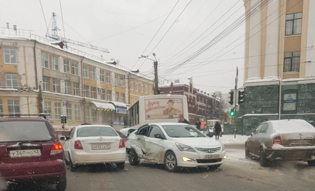 Крупное ДТП в центре Кирова: столкнулись три легковых автомобиля и автобус