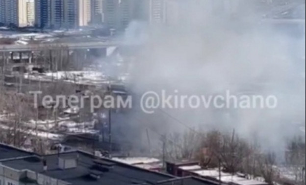 Пожар в боксе по ремонту ретротехники на Комсомольской тушили шесть расчётов