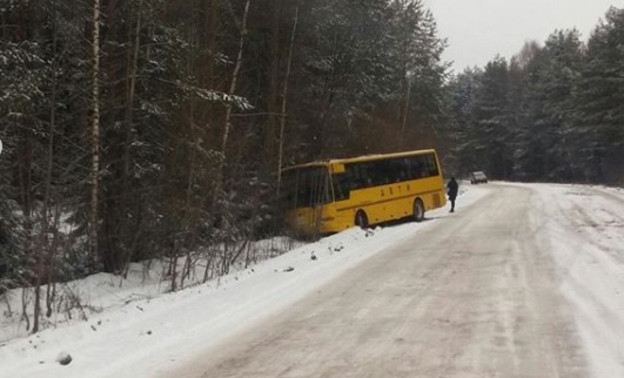 В Кирове автобус с детьми вылетел в кювет