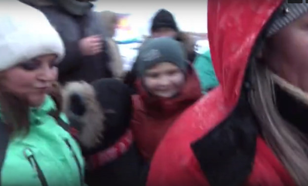 В Кировской области на соревнованиях по мотогонкам на льду фанатка пнула журналистку