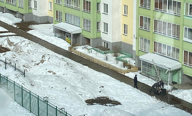 В Кирове на улице Костина из окна многоэтажки выпал человек