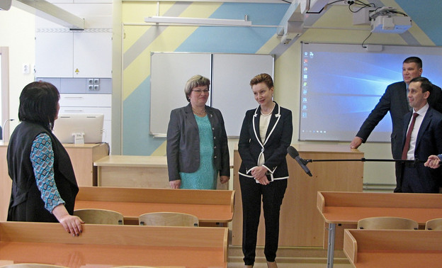 Новую школу в Урванцево проинспектировала замминистра просвещения РФ