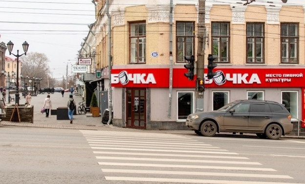 Владельца магазина на Ленина могут оштрафовать за яркую вывеску