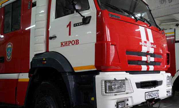 В Кирове пожарные спасли мужчину на инвалидном кресле из горящего дома