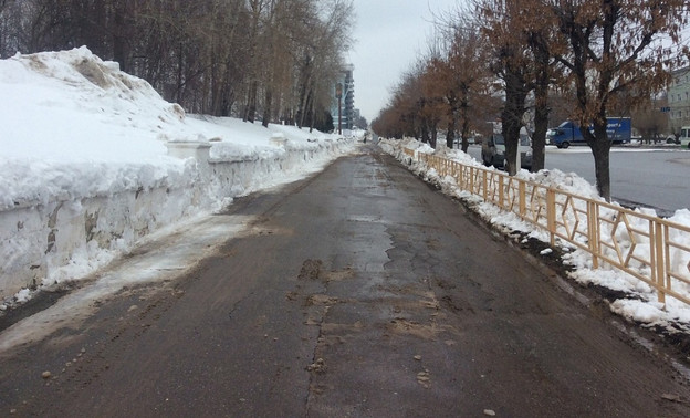 На Воровского и Октябрьском проспекте тротуары собираются расчистить до асфальта