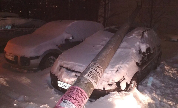 В Кирове мусоровоз уронил бетонный столб на иномарку