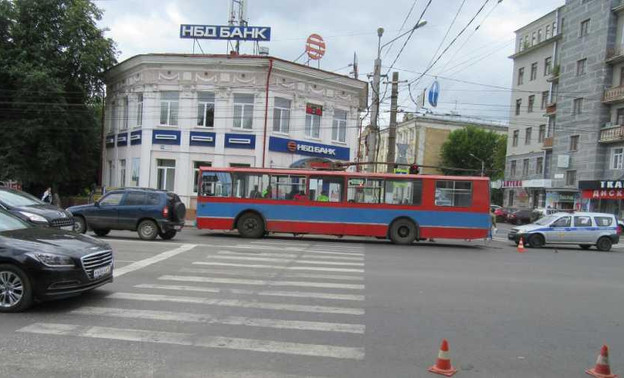 На улице Ленина троллейбус сбил 19-летнюю девушку