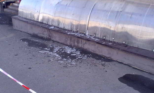 В районе воскресной трагедии в Кирове с крыш продолжает падать лёд (ФОТО)