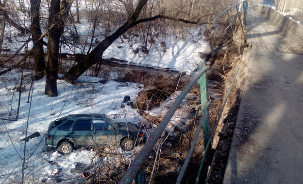 В Вятских Полянах с моста слетело такси. Пассажира увезли на скорой