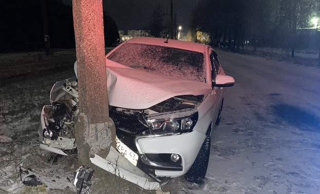 В Кирово-Чепецке пьяная автомобилистка врезалась в фонарный столб