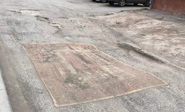 В Кирове ямы на дорогах залатали коврами