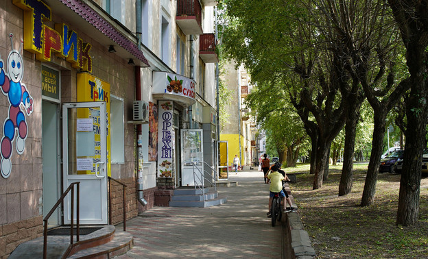 Магазины, кафе и общественные места: бизнесу предлагают оформить входные группы к юбилею Кирова