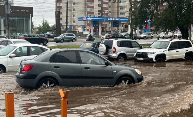 В кировском таксопарке рассказали, почему цены на такси резко взлетели во время ливня